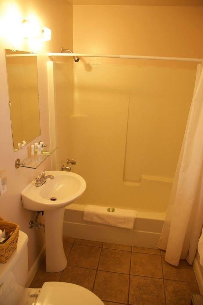 ווסט ילוסטון Yellowstone Holiday Motel מראה חיצוני תמונה